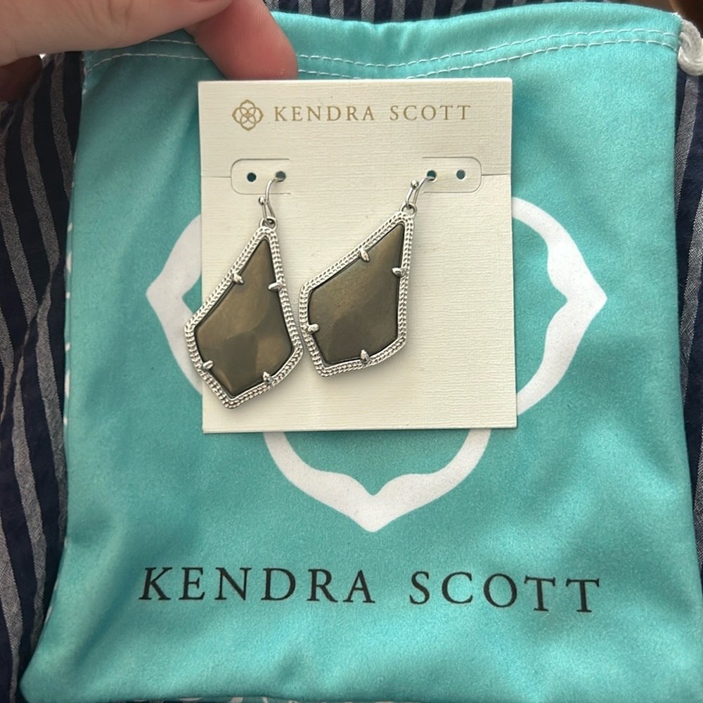 Kendra Scott drop earrings